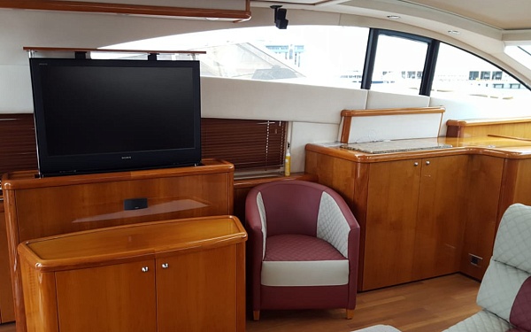 Sunseeker Predator 72 Аренда яхты в Сочи - тв в салоне